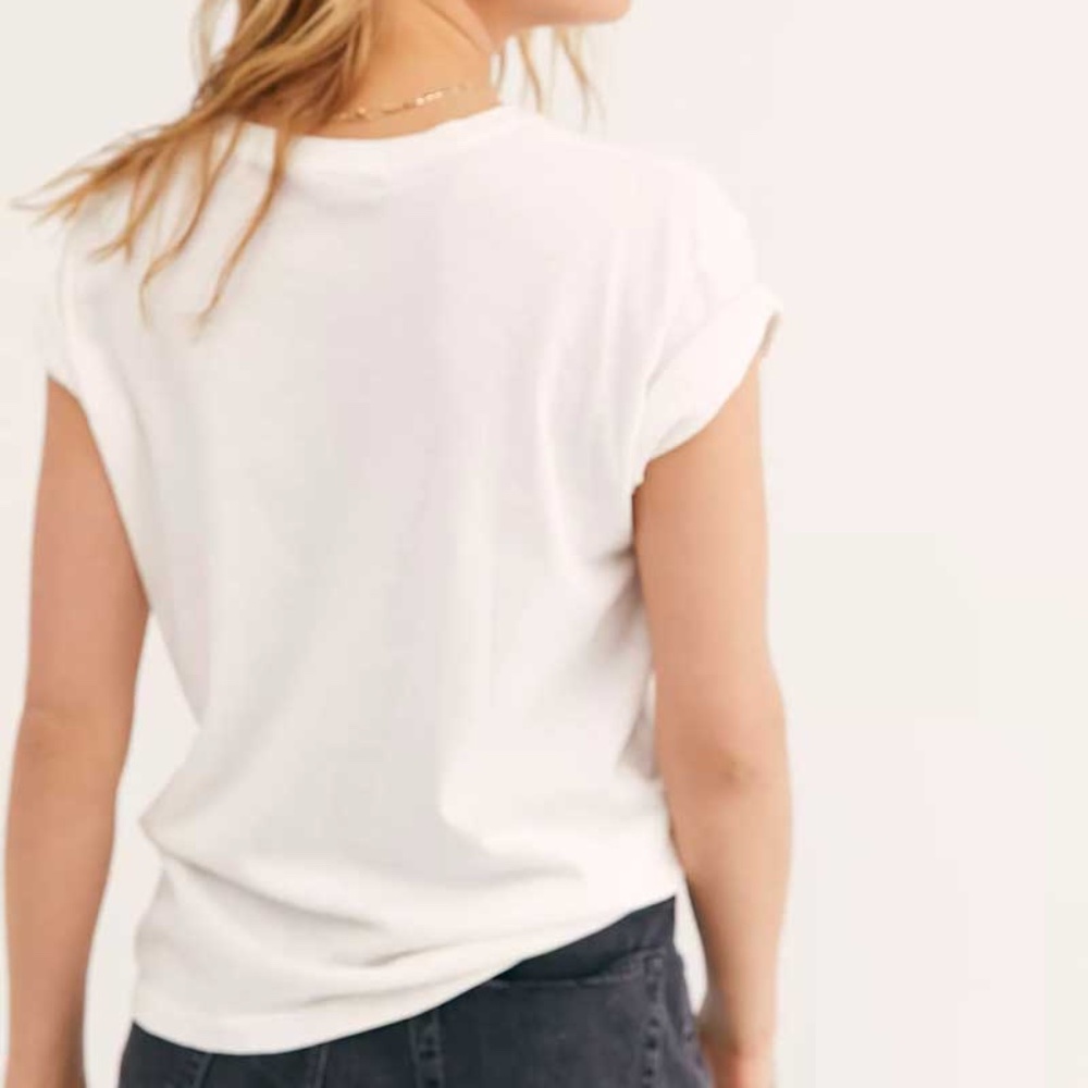 She's a Rainbow in Dreamland Graphic tee - Picture 2 of 4